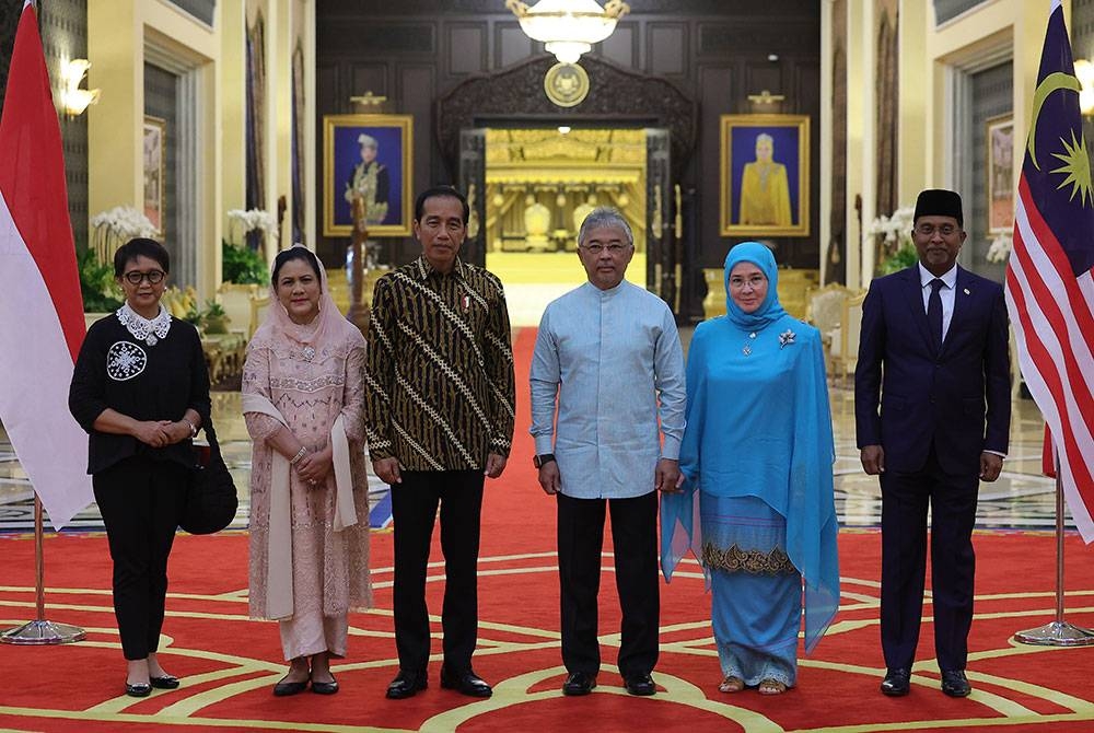 Al-Sultan Abdullah dan Tunku Azizah berkenan bergambar bersama Joko Widodo dan isterinya ketika menerima menghadap di Istana Negara hari ini. Turut hadir, Zambry Abdul Kadir dan Retno Marsudi (kiri). - Foto Bernama