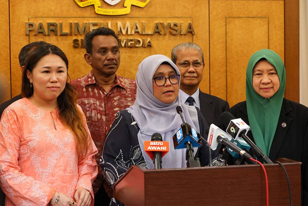 Mas Ermieyati (tiga dari kiri) ketika mengadakan sidang media yang pertama PAC di Bangunan Parlimen pada Khamis. - Foto Bernama