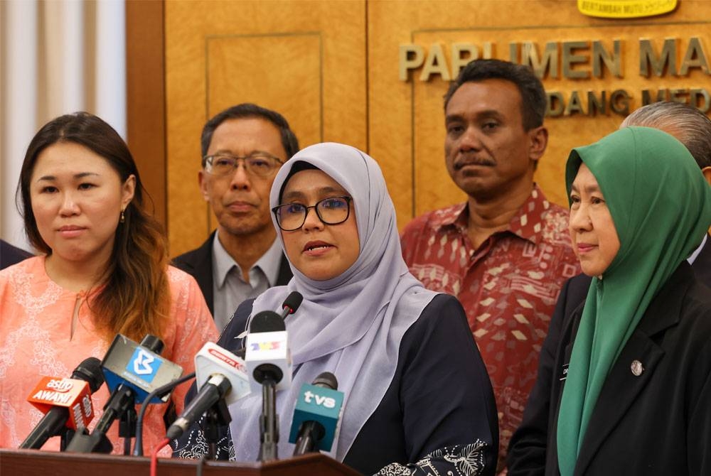 Mas Ermieyati (tiga dari kiri) ketika mengadakan sidang media yang pertama PAC di Bangunan Parlimen, pada Khamis. - Foto Bernama