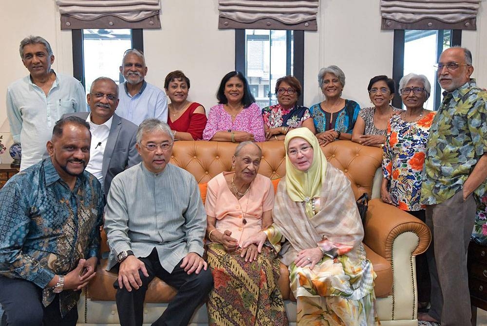 Al-Sultan Abdullah dan Tunku Azizah berkenan meluangkan masa selama sejam di rumah Kamala di Taman Utama Ampang, Selangor. - Foto Facebook Istana Negara