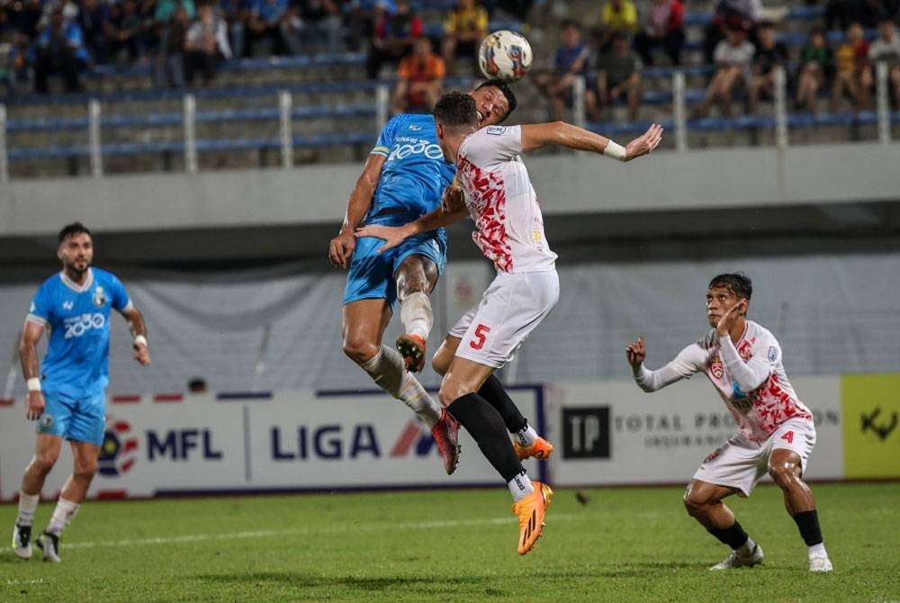 Aksi Giovane Gomes (dua, kiri) semasa perlawanan Liga Super, Penang menentang Kuala Lumpur City di Stadium Bandaraya pada Khamis.