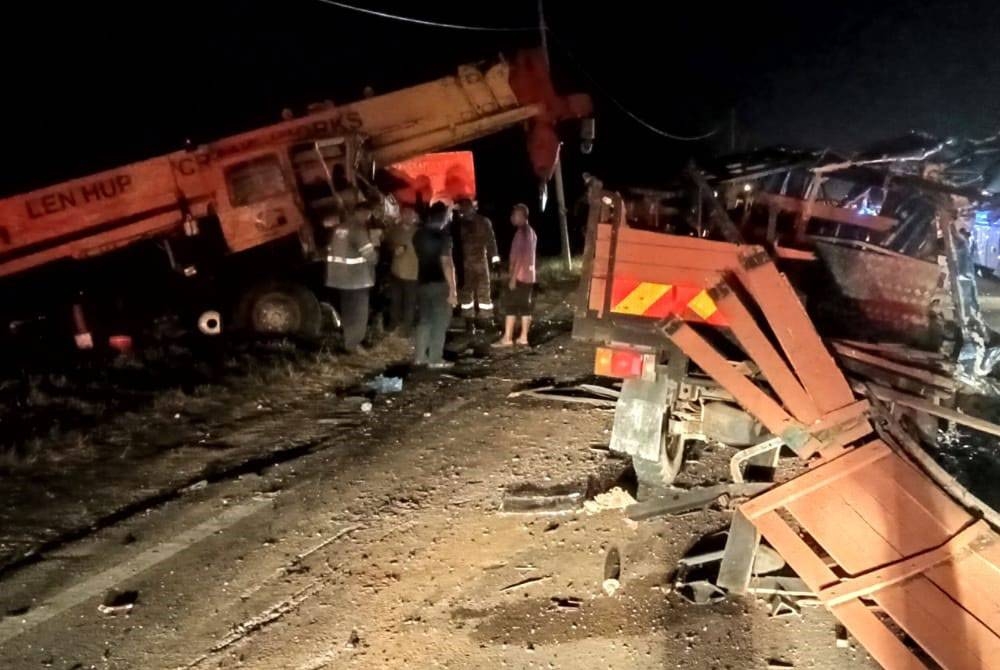 Keadaan lori dinaiki tiga beradik dan kren yang terlibat nahas di Jalan Kuantan-Johor Bahru dekat Kampung Sepakat di sini pada petang Khamis.