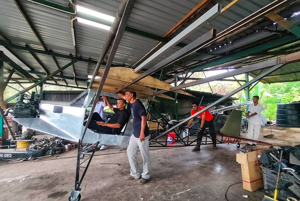 Pesawat ringan jenis seaplane yang kini telah siap kira-kira 70 peratus setakat ini.