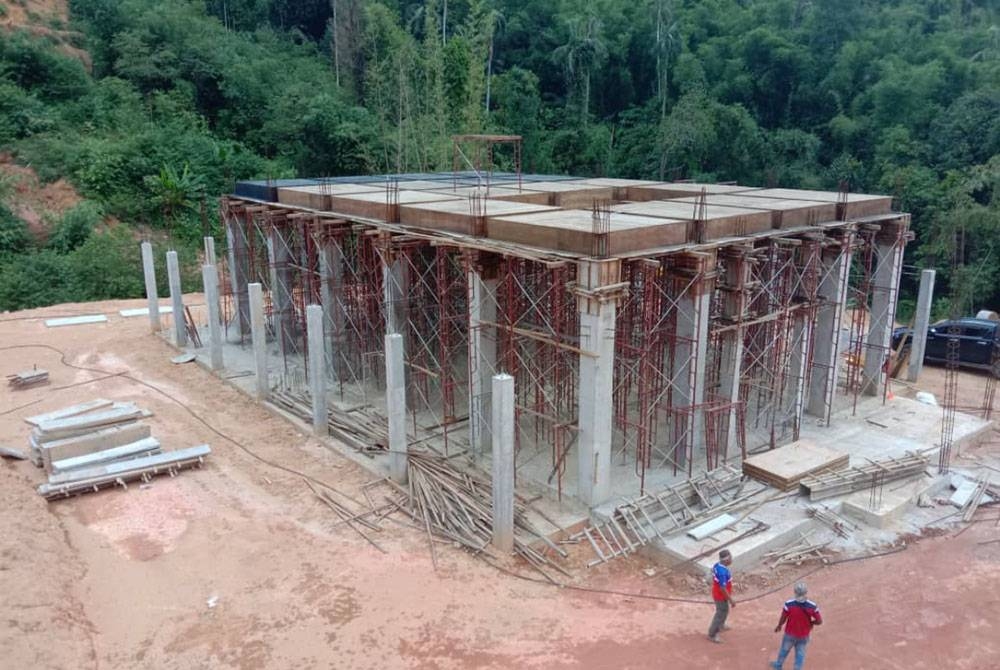 Masjid Maahad Tahfiz Al-Quran Lembah Pergau di Jeli masih dalam pembinaan.