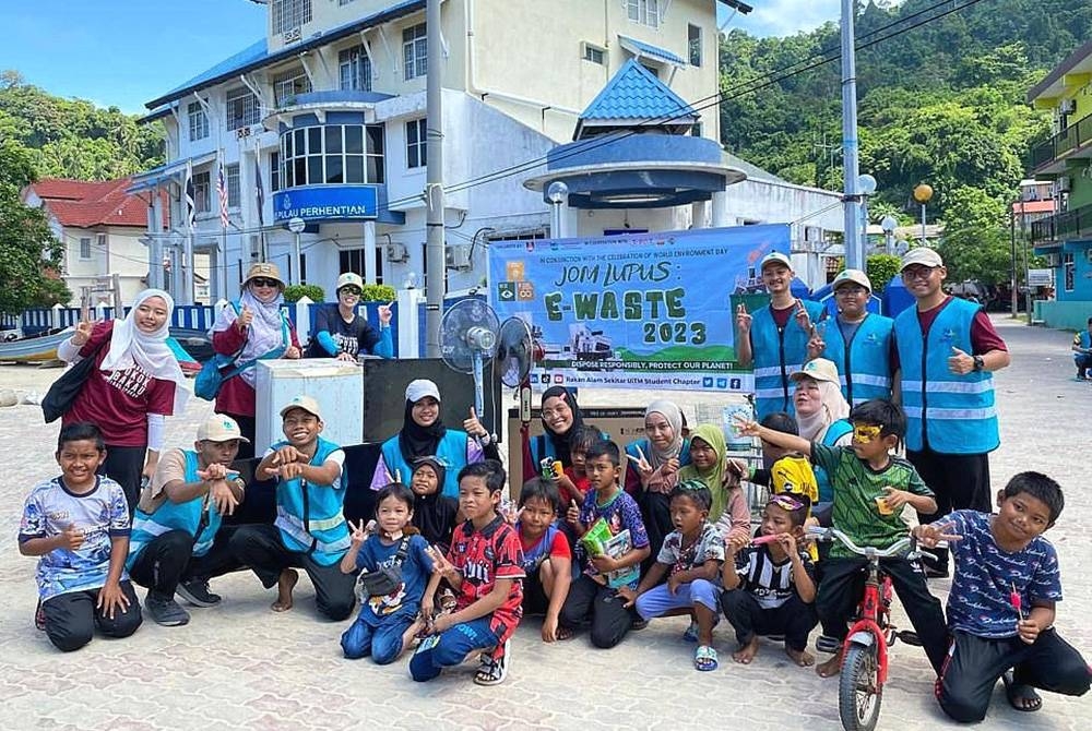 Sebahagian peserta yang terlibat dalam Kempen Jom Lupus E-Waste di Pulau Perhentian pada 3 hingga 5 Jun lalu.