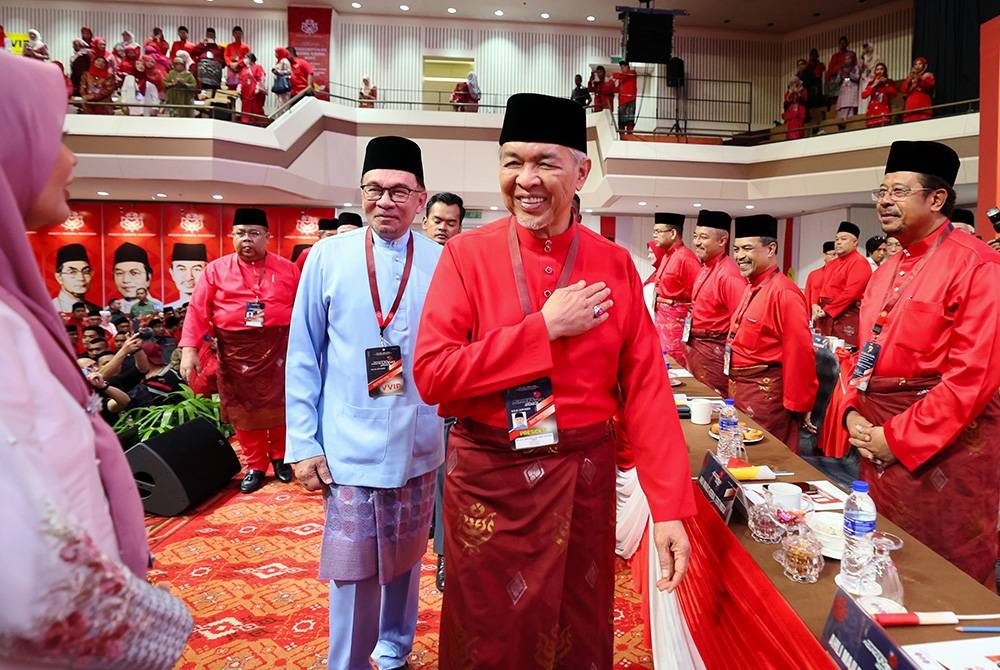 Perdana Menteri, Datuk Seri Anwar Ibrahim diiringi Ahmad Zahid pada Perhimpunan Agung UMNO 2023 di Pusat Dagangan Dunia (WTC) Kuala Lumpur, pada Jumaat.