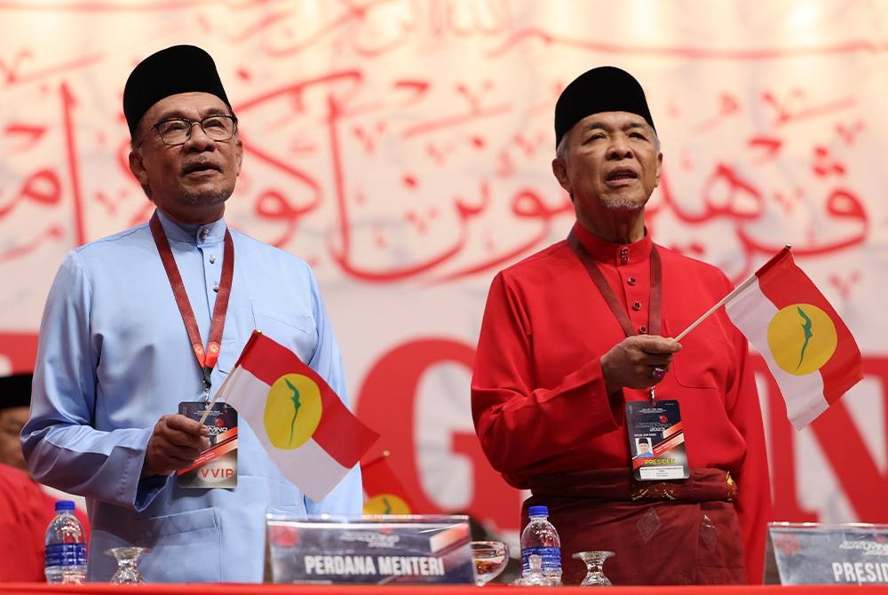 Perdana Menteri, Datuk Seri Anwar Ibrahim bersama Ahmad Zahid (kanan) pada Perhimpunan Agung UMNO 2023 di Pusat Dagangan Dunia (WTC) Kuala Lumpur, pada Jumaat. - Foto Bernama