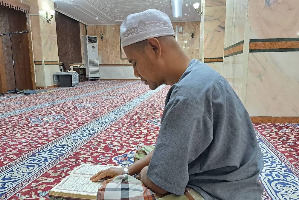 Seorang jemaah haji, Azli Abd Rahman, 51, memanfaatkan masa yang ada dengan membaca al-Quran di surau hotel Abraj Al Janadriyah.