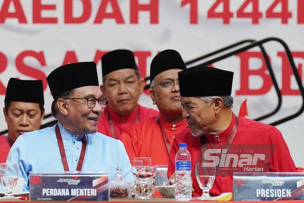 Anwar (kiri) bersama Presiden UMNO, Datuk Seri Dr Ahmad Zahid Hamidi ketika PAU 2023 di Pusat Dagangan Dunia (WTC) Kuala Lumpur pada Jumaat.