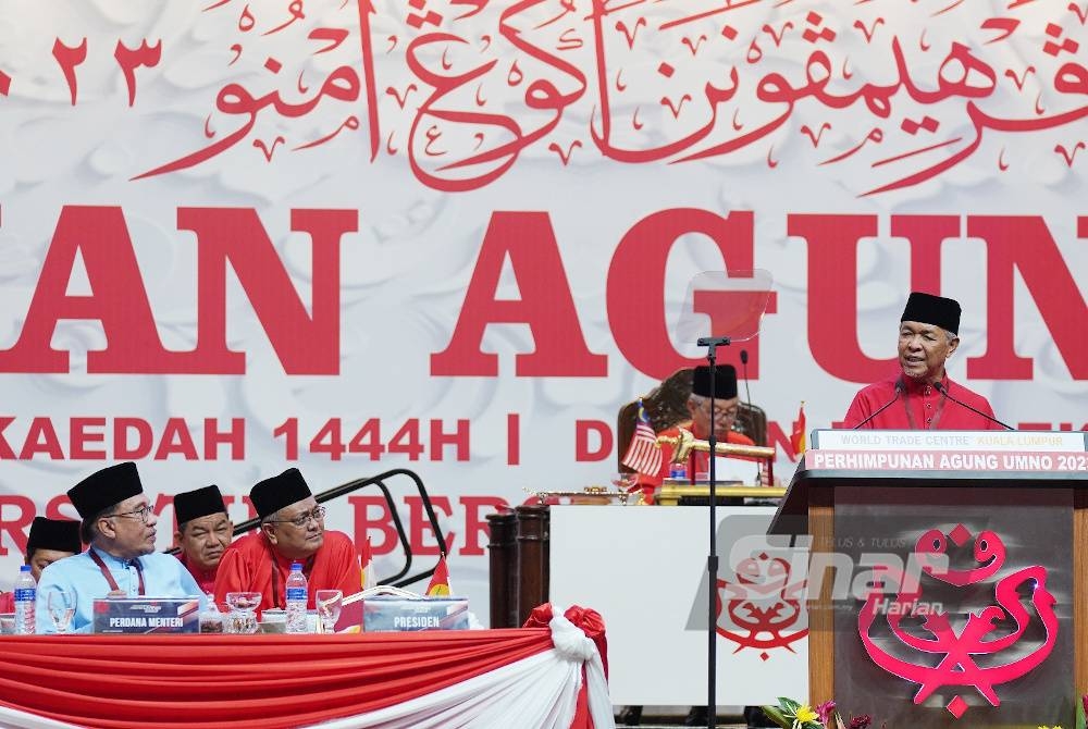 Ahmad Zahid ketika menyampaikan ucapan dasar sempena Perhimpunan Agung UMNO (PAU) 2023 di Dewan Merdeka, WTCKL pada Jumaat. - Foto Sinar Harian ROSLI TALIB