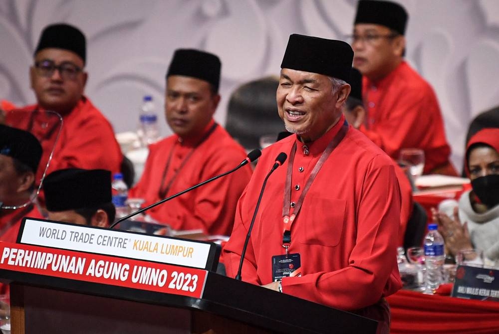 Ahmad Zahid menyampaikan ucapan dasar presiden pada Perhimpunan Agung UMNO 2023 di WTC Kuala Lumpur hari ini. - Foto Bernama