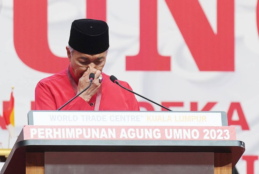 Ahmad Zahid sedang menahan sebak setelah melihat klip video berkenaan Najib.