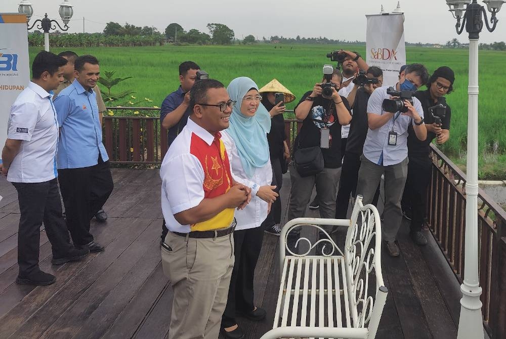 Amirudin (kiri) mengadakan tinjauan dan lawatan pada Majlis Pengenalan SABDA di Nazbell Cottage and Garden, Sungai Besar.