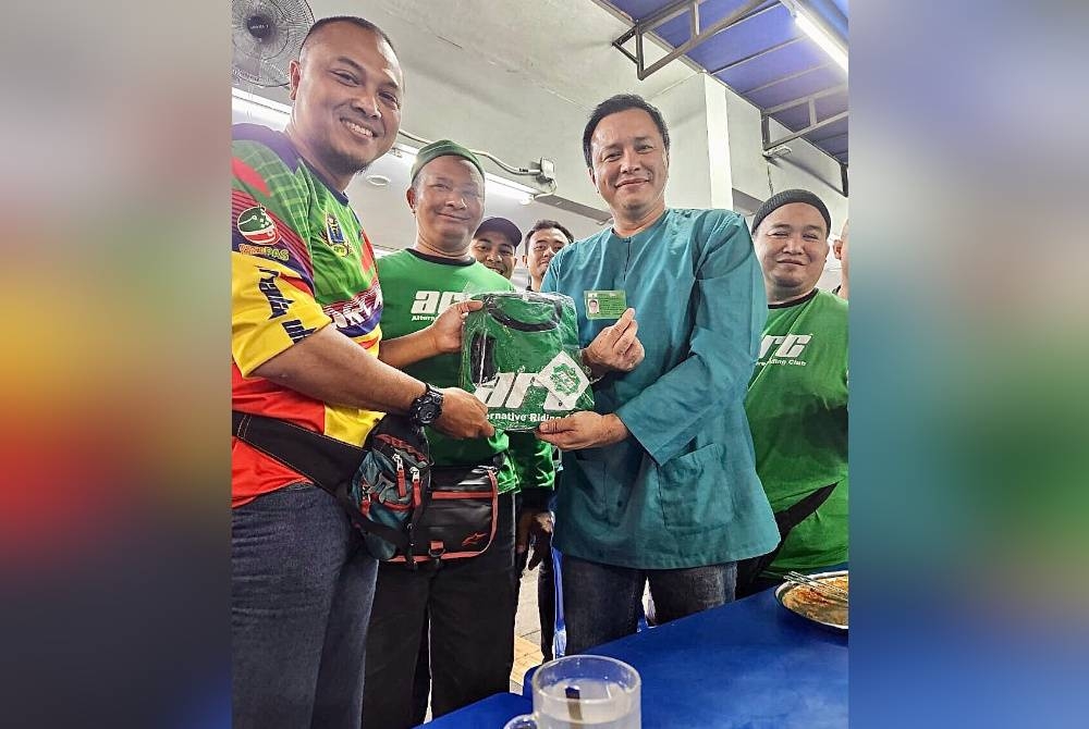 Eizlan Yusof (dua dari kanan) bersama ahli Kelab Motosikal Alternative Rising Club (ARC).