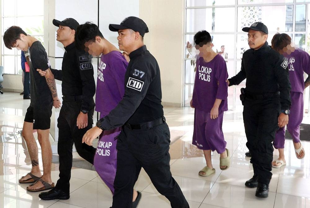 Pihak polis membawa empat remaja lelaki ke Mahkamah Majistret Klang pada Jumaat, bagi menghadapi dua pertuduhan mencederakan seorang gelandangan dan remaja lelaki, bulan lalu.