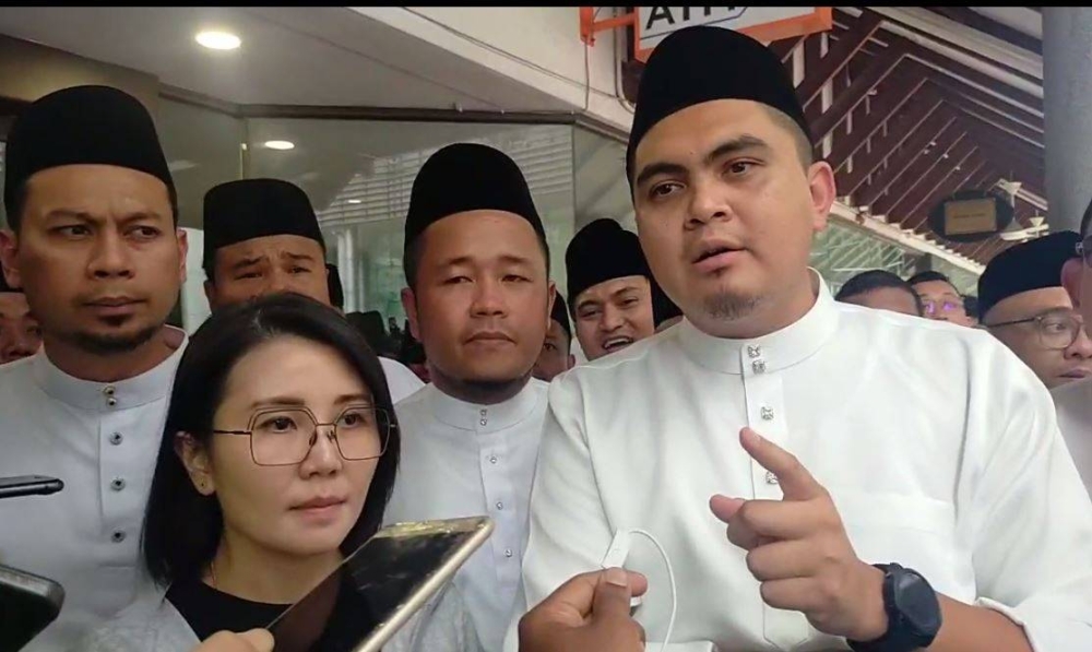 Muhamad Akmal ketika sidang media ketika berhimpun di kedutaan Amerika Syarikat (AS), Jalan Tun Razak, Taman U Thant.