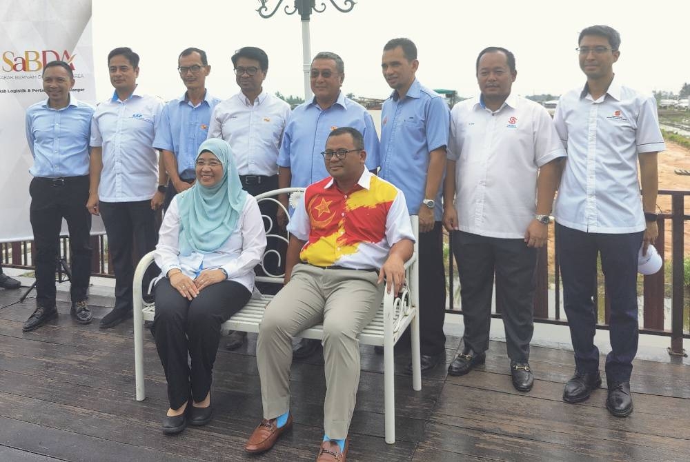 Amirudin (duduk kanan) bergambar bersama tetamu kehormat pada Majlis Pengenalan Pembangunan SABDA di Nazbell Cottage and Garden, Sungai Besar di sini pada Jumaat.