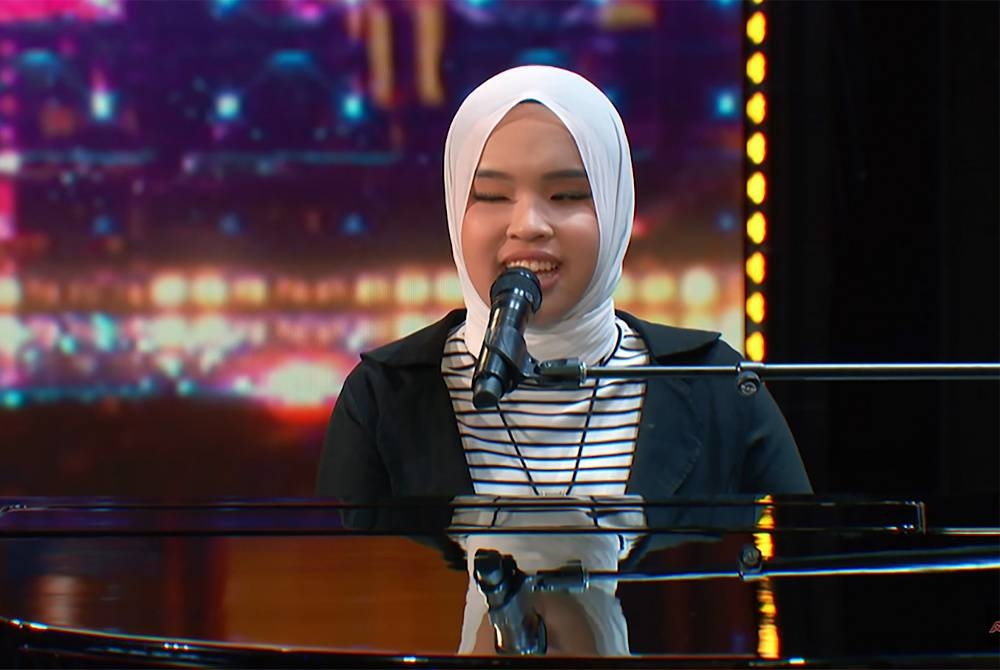 Remaja cacat penglihatan itu tampil dengan sebuah persembahan luar biasa menerusi lagu ciptaannya sendiri, berjudul Loneliness sambil bermain piano.