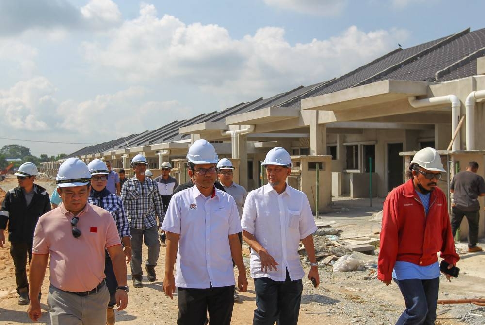 Akmal Nasrullah (dua dari kiri) meninjau perkembangan projek Residensi PR1MA Rantau di Bandar Ekar Rantau, Seremban pada Jumaat.