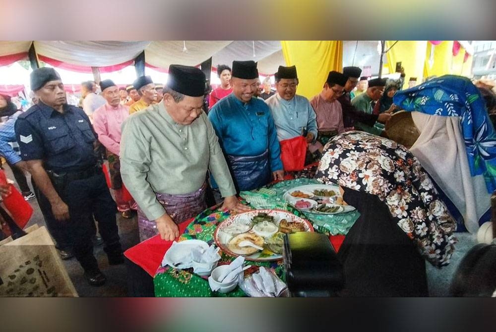 Aminuddin (dua dari kiri) ketika melihat panta dan jambar yang merupakan salah satu keunikan Adat Perpatih di Negeri Sembilan.