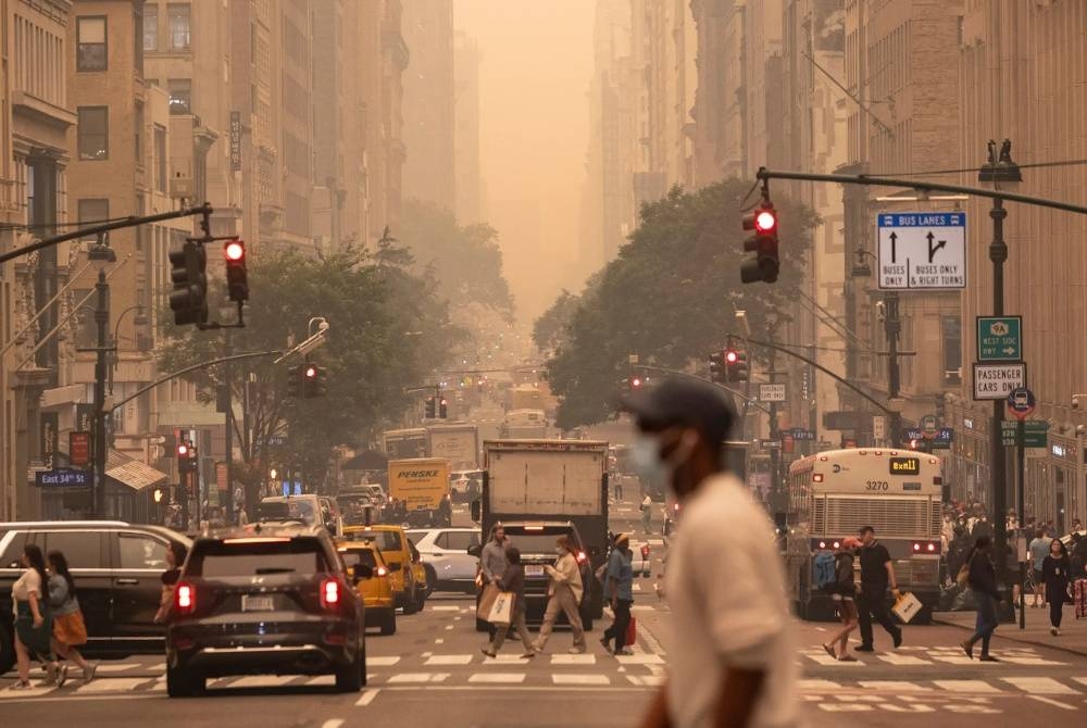 Jerebu bertoksik menyelubungi Manhattan, New York akibat asap kebakaran hutan di Kanada. - AFP