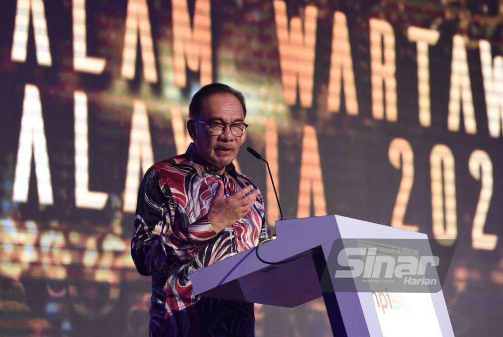 Anwar ketika menyampaikan ucapan perasmian dalam Malam Kewartawanan Malaysia 2023 pada Jumaat. - Foto SINAR HARIAN / MOHD RAFIQ REDZUAN HAMZAH