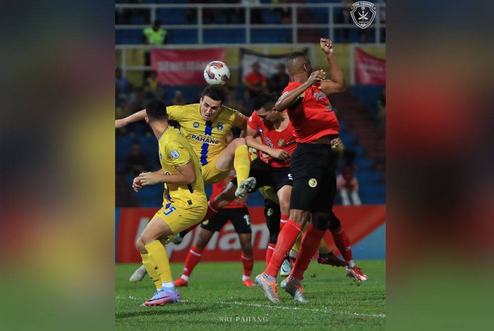 Aksi Liga Super antara Sri Pahang dan Negeri Sembilan di Stadium Darul Makmur sebentar tadi. -FOTO: FB SRI PAHANG FC