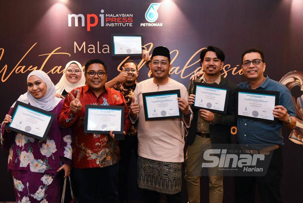 Pasukan Premium Sinar Harian mendapat tempat kedua Kategori Dokumentari Video Terbaik Hadiah Kewartawanan Malaysia MPI-Petronas 2021 (HKM2021) pada Jumaat. - Foto SINAR HARIAN/MOHD RAFIQ REDZUAN HAMZAH