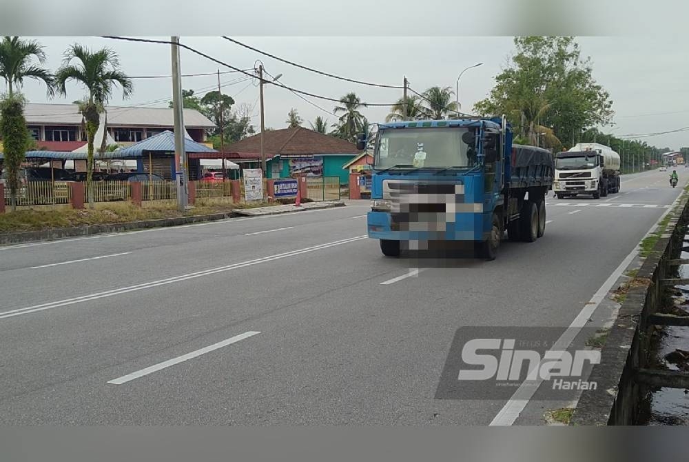 Kenderaan termasuk lori yang dipandu laju di hadapan SK Tualang Sekah mendatangkan kebimbangan dalam kalangan ibu bapa terhadap keselamatan anak mereka.