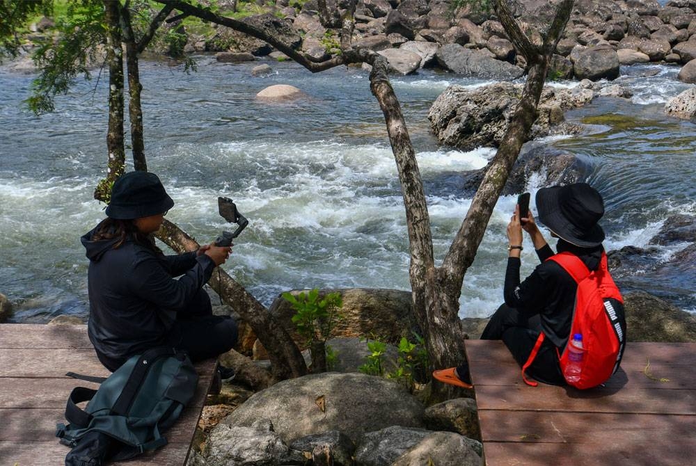 Panorama seakan Kashmir, Pakistan dengan hamparan rumput menghijau berhampiran Empangan Pergau menjadikan lokasi tersebut diserbu ribuan pengunjung. - Foto: Bernama