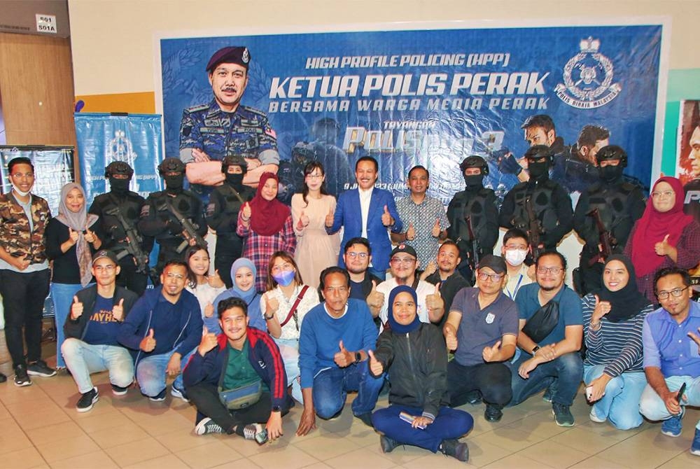 Mohd Yusri (berdiri di tengah) sempena program High Profile Policing (HPP) bersama Media Perak di AEON Kinta City, Ipoh pada Jumaat.