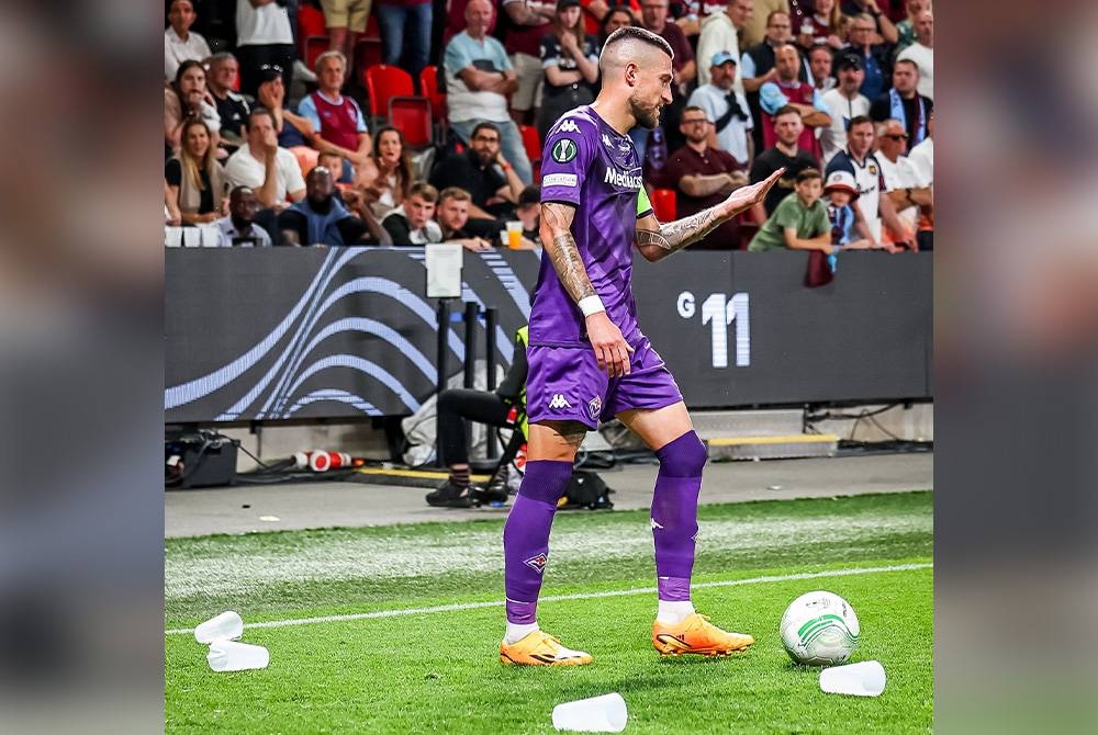 Biraghi menjadi mangsa balingan objek semasa perlawanan akhir Liga Konferensi, West Ham menentang Fiorentina di Eden Arena, Khamis lalu. - Foto Agensi