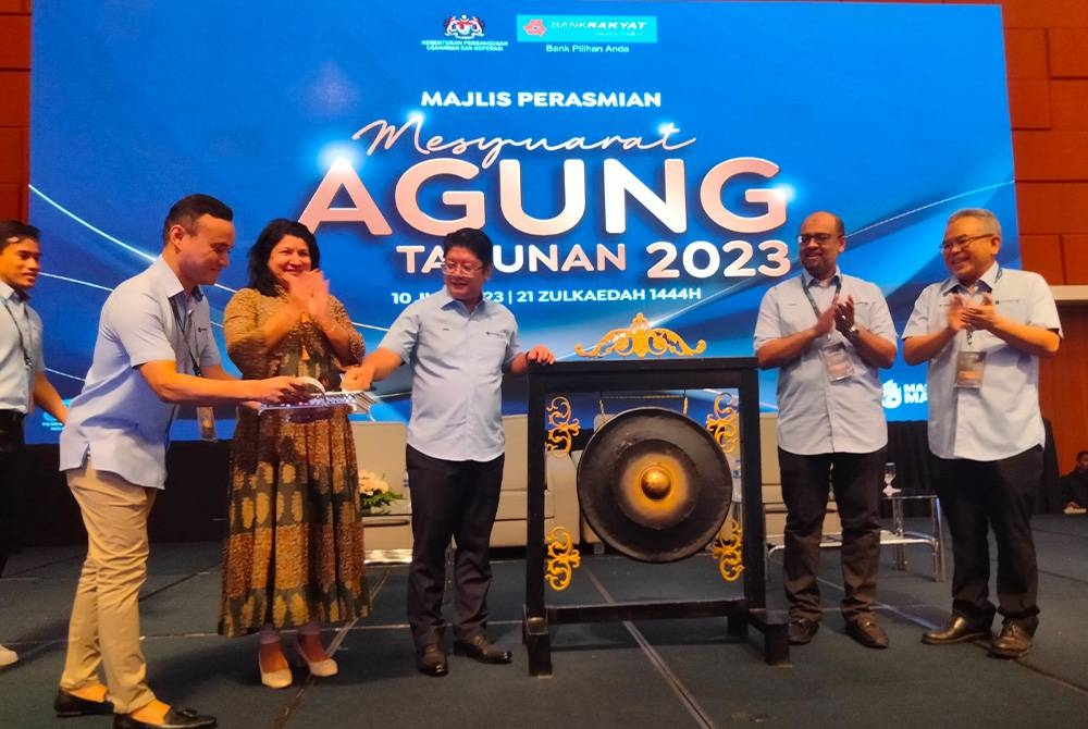 Ewon Benedick (tiga dari kanan) merasmikan Mesyuarat Agung Tahunan Bank Rakyat 2023 di Kuala Lumpur pada Sabtu.