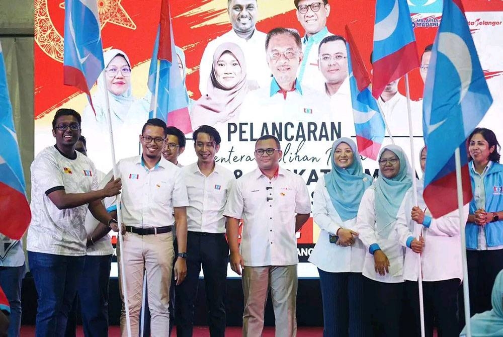 Juwairiya (tiga dari kanan) pada Majlis Pelancaran Jentera Pilihan Raya AMK dan Wanita PKR Selangor di Padang Awam Kampung Permatang di sini pada Jumaat malam.