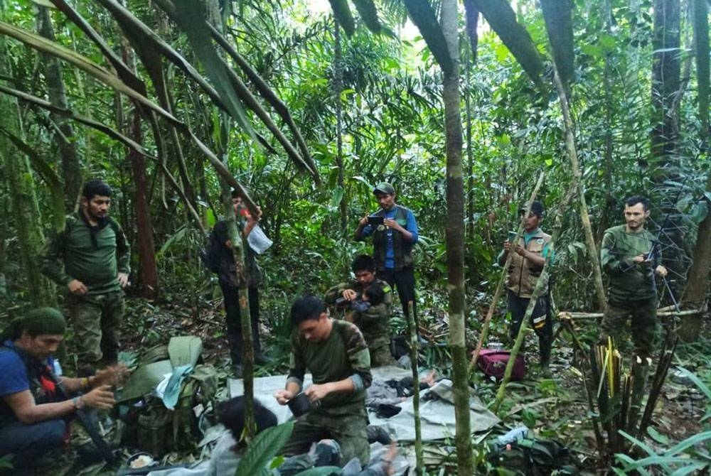 Penduduk Colombia menyifatkan penemuan empat kanak-kanak yang masih hidup di hutan Amazon selepas pesawat mereka terhempas 40 hari yang lalu sebagai satu keajaiban. - Foto Twitter Gustavo Petro