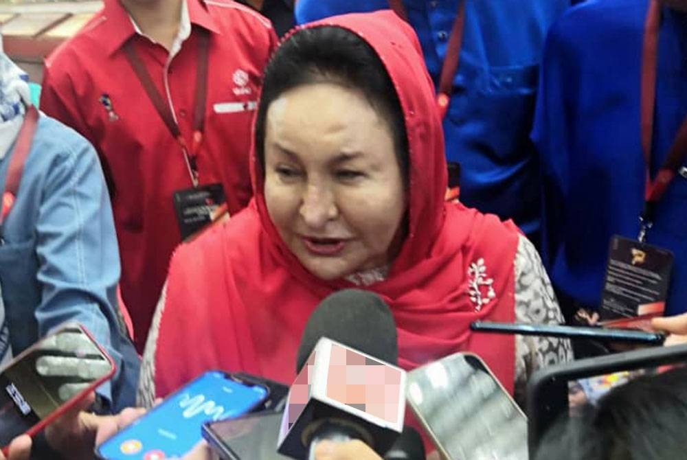 Rosmah Mansor ketika ditemubual media selepas menghadiri PAU 2023 di Dewan Merdeka, WTCKL pada Sabtu.