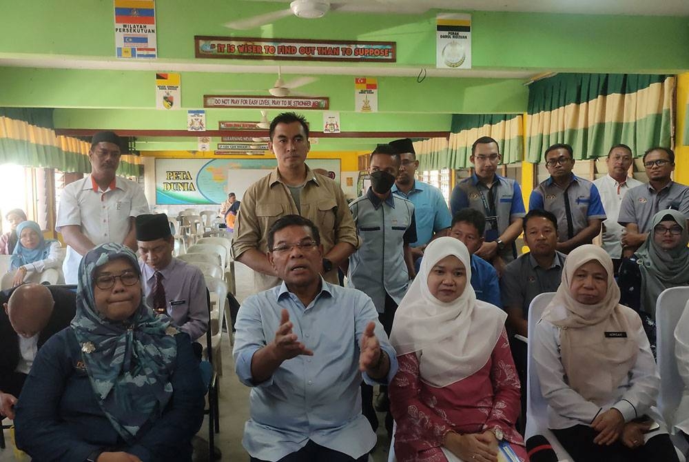 Saifuddin Nasution Ismail (dua dari kiri) bercakap kepada pemberita pada sidang media selepas lawatan ke Sekolah Kebangsaan (SK) Jabi, di sini pada Sabtu.