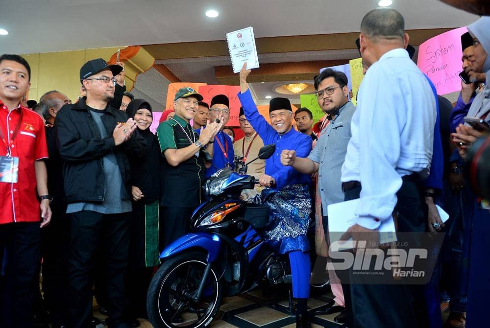 Ahmad Zahid Hamidi (tengah) bergambar bersama wakil Persatuan Penghantar, wakil Gabungan e-Hailing Malaysia dan wakil MTUC bersama Sekretariat NGO dan Kesatuan Sekerja di WTCKL pada Sabtu. - FOTO ASRIL ASWANDI SHUKOR