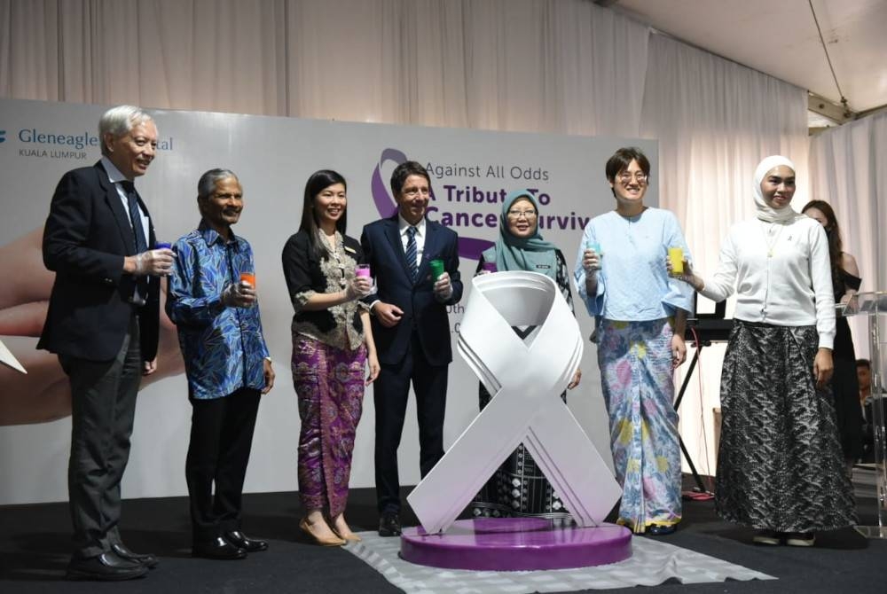 Dr Zaliha (tiga dari kanan) bersama Ling Lee (tiga dari kiri) dan Alex (tengah) ketika gimik perasmian program ‘Against All Odds – A tribute to Cancer&#039; di Hospital Gleneagles, Kuala Lumpur pada Sabtu.