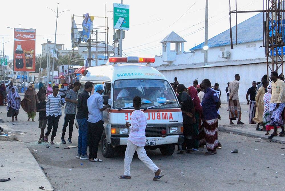 Ambulans membawa mangsa dalam serangan di sebuah hotel di Mogadishu, pada Jumaat malam. - Foto EPA