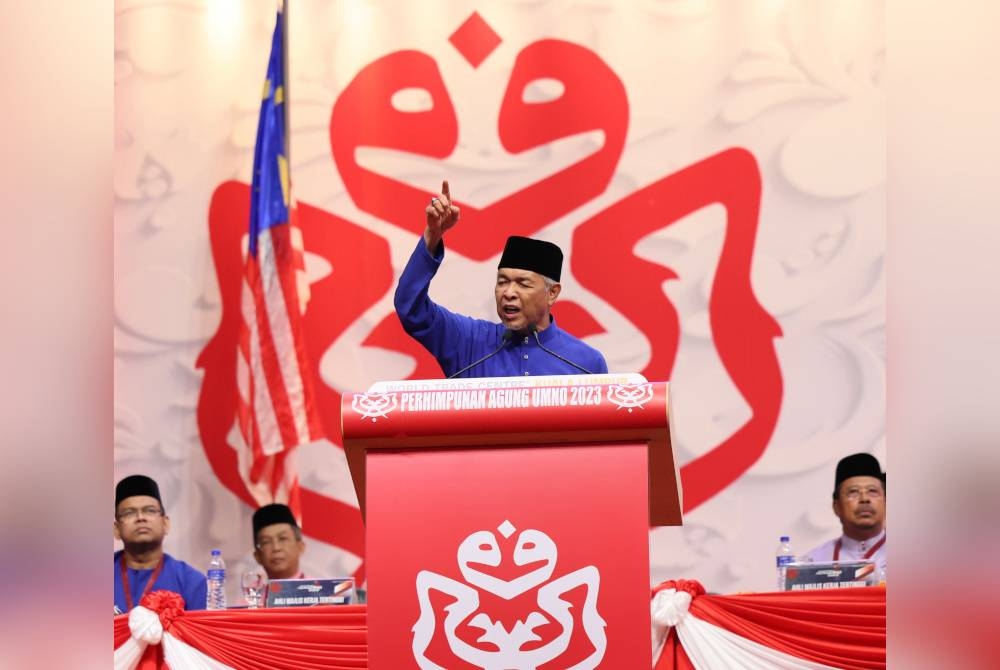 Ahmad Zahid menyampaikan ucapan penggulungan pada Perhimpunan Agung UMNO 2023 di WTCKL pada Sabtu. - Foto Bernama