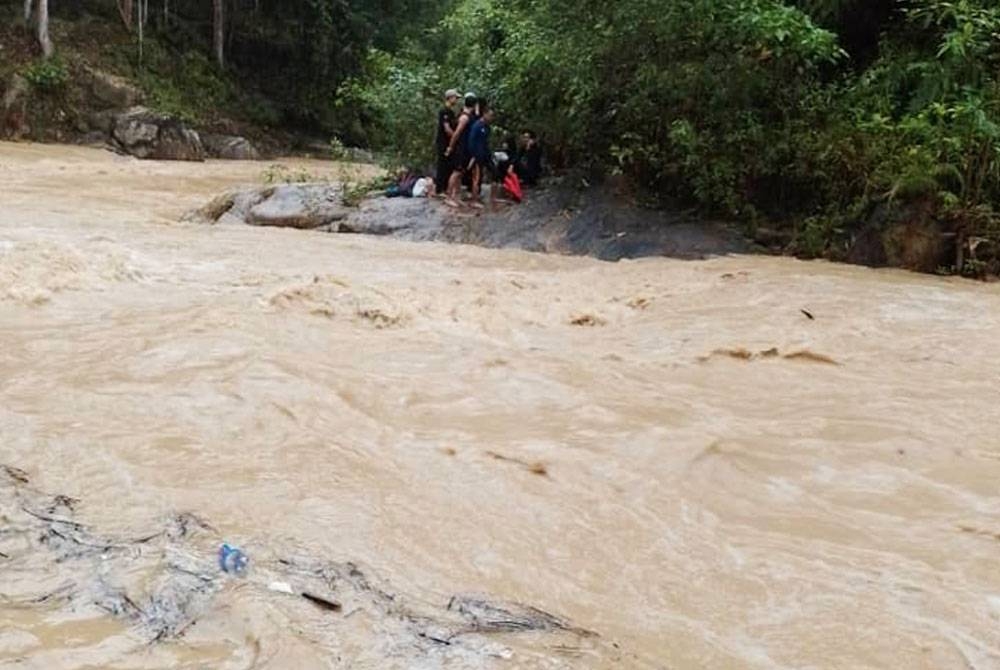 Ketujuh-tujuh mangsa berjaya dibawa keluar dari lokasi kepala air dan berada dalam keadaan selamat. Foto: Bomba Perak