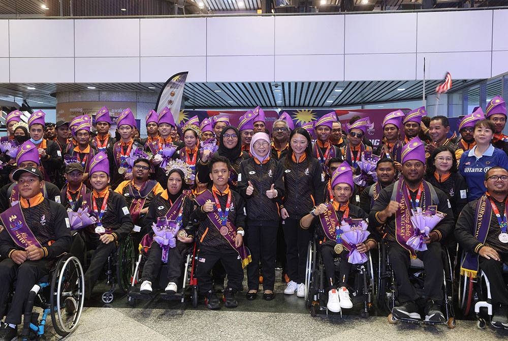 Dr Wan Azizah serta Hannah Yeoh bersama para atlet selepas menyambut kepulangan Kontinjen Sukan Para ASEAN ke-12 2023 di KLIA pada Sabtu. - Foto: Bernama