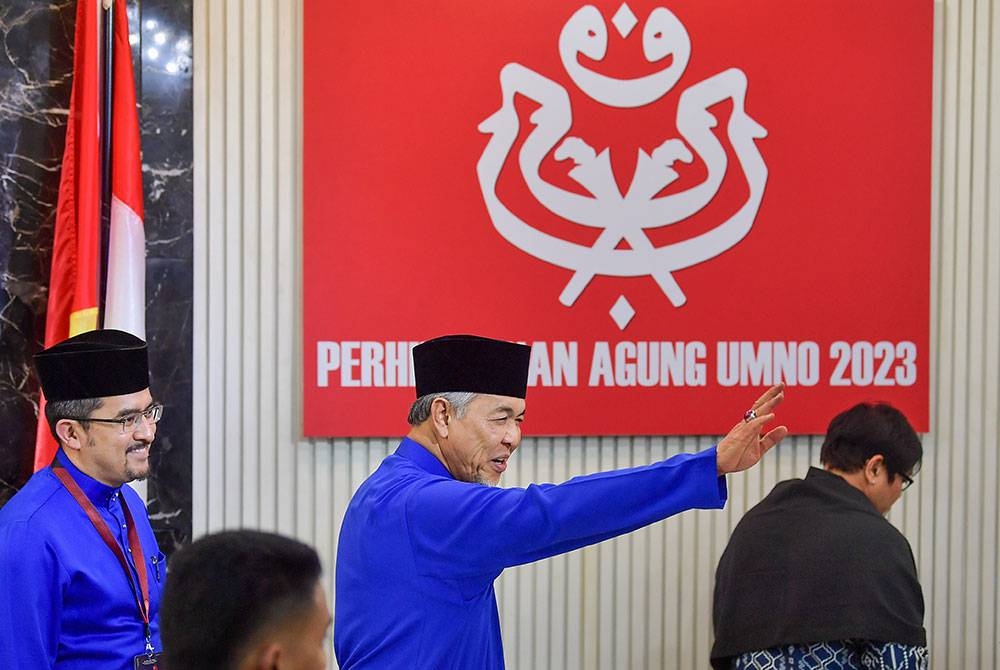 Ahmad Zahid (tengah) selepas sidang media setelah selesai sesi penggulungan pada Perhimpunan Agung UMNO 2023 di WTC Kuala Lumpur pada Sabtu.- Foto: Bernama