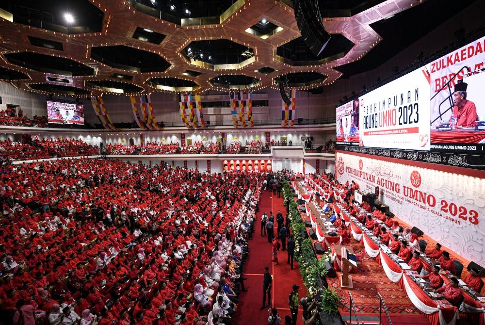 Para perwakilan yang hadir pada Perhimpunan Agung UMNO 2023 di Dewan Merdeka, Pusat Dagangan Dunia Kuala Lumpur pada Jumaat. - Foto Bernama