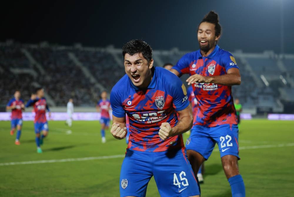 Forestieri (dua, kanan) meraikan gol pertama JDT ketika berdepan TFC dalam aksi Liga Super di Stadium Sultan Mizan Zainal Abidin, Gong Badak pada Jumaat. - Foto Bernama