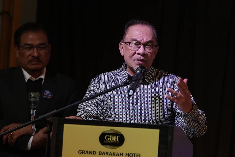 Anwar menyampaikan ucapan selepas pementasan Teater &#039;Cikgu Anda&#039; di sebuah hotel pada Sabtu. - Foto Bernama