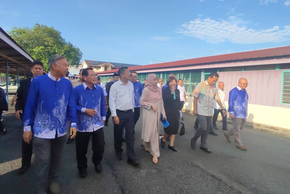 Fadhlina (tengah) melakukan lawatan sekitar SMJK Keat Hwa di Jalan Kuala Kedah, di sini, pada Ahad.