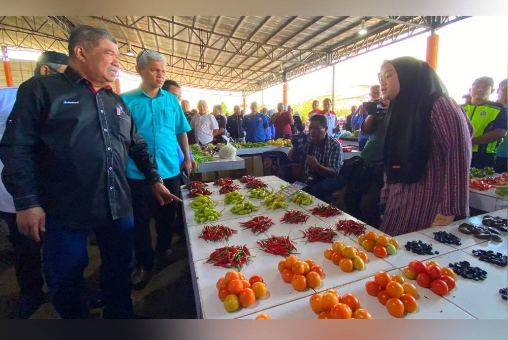 Mohamad (kiri) mengadakan lawatan dan tinjauan di Pusat Transformasi Luar Bandar (TRC) Tunjong, Kota Bharu pada Ahad.