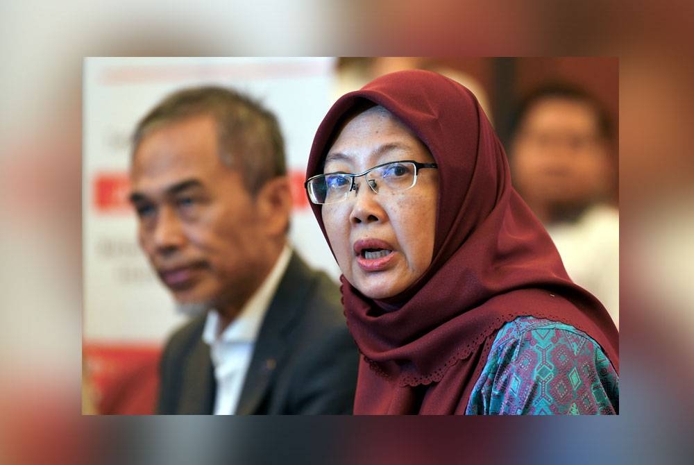 Dr Zaliha (kanan) semasa sidang media pada majlis perasmian Global Adult Tobacco Survey (GATS) Malaysia di sebuah hotel, hari ini. - Foto Bernama